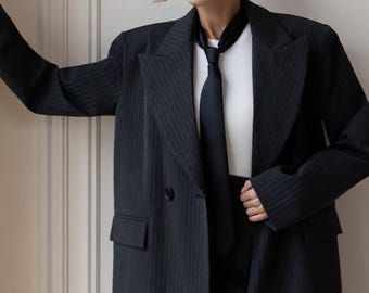 Conjunto feminino cinza risca de giz com blazer e calça oversized, elegante terno de duas peças.