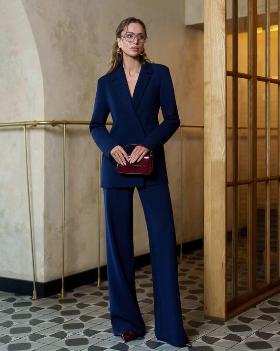 navy blue dress with burgundy shoes This combo , Navy blue + burgundy we have a winner!, Rich, timeless,  and effortlessly chic  this color pairing gives luxury every single time.  Whether its workwear or weekend style, these tones