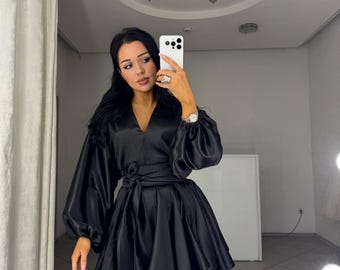 Zwart satijnen mini-jurk – pofmouwen, volledige rok, avondoutfit