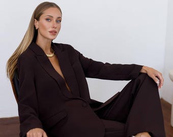 Completo da donna marrone, tailleur pantalone da donna: elegante completo blazer e pantaloni