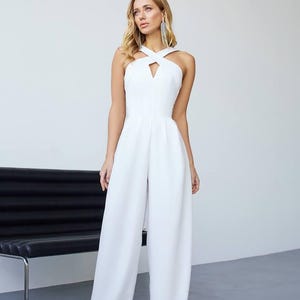 Ivoorkleurige crêpe bruidsjumpsuit | Trouwoutfit met wijde pijpen