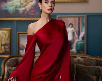Vestido largo de satén rojo con un solo hombro y abertura alta
