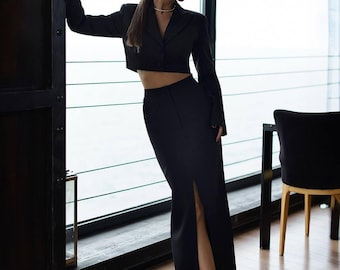 Zwart crêpe rokkostuum: korte blazer, elegante feestoutfit