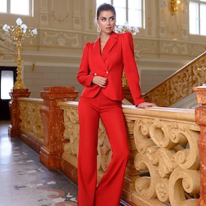 Red Crepe Suit Set: Elegant Women&#39;s Blazer & Flared Trousers