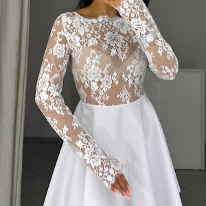 Minivestido de encaje blanco con falda acampanada • Encaje Chantilly y crepé • Dobladillo asimétrico • Look elegante para ceremonia civil nupcial, minivestido de noche