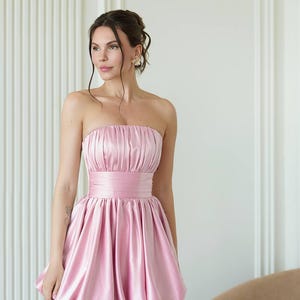 Mini abito con corsetto rosa: abito da cocktail con gonna a palloncino in raso