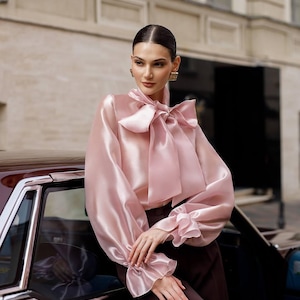 Camicetta in organza rosa: top trasparente a maniche lunghe con laccetto al collo