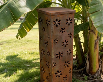 Coluna externa de ferro com tampa e recorte de margarida enferrujada, arte floral para jardim.