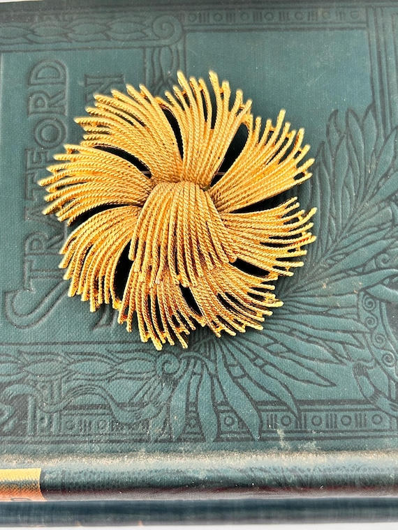 Vintage 1960s Gold tone Monet Cornelia Brooch
