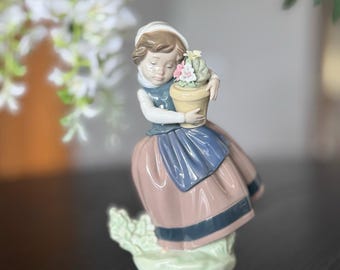 Vintage Lladro Porcelain Figurine: 
