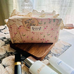 Ręcznie robiona kosmetyczka z różową, kwiatową łatką: Saszetka podróżna inspirowana stylem vintage