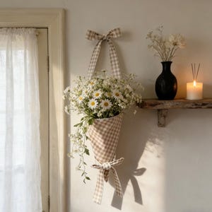 Handgemaakte linnen hangende bloementas, decoratieve wandzak in cottagecore-stijl - bloemencadeautas - housewarmingcadeau