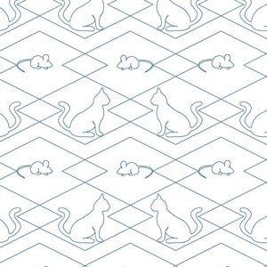 Pode incluir: Um padrão de tecido branco com uma grade geométrica repetitiva de diamantes em linhas azuis finas. Dentro dos diamantes, linhas alternadas exibem ilustrações simples de linhas azuis de gatos sentados e pequenos ratos.