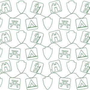 Może przedstawiać: Powtarzający się wzór zielonych rysunków liniowych na białym tle. Projekt zawiera ikony lornetki, osoby uprawiającej turystykę pieszą, stołu piknikowego, namiotu i stylizowanego grota strzały. Ikony są rozmieszczone w wzór siatki z falistymi liniami.