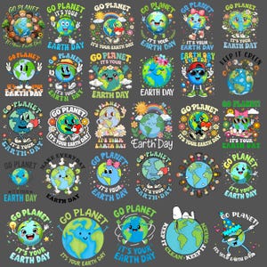 Könnte beinhalten: Eine Sammlung von Grafiken zum Thema Earth Day mit lächelnden Planeten-Erde-Charakteren. Jedes Design enthält die Sätze "Go Planet" und "It's Your Earth Day" in verschiedenen Schriftarten und Stilen. Einige Designs enthalten Blumen, Regenbogen und andere dekorative Elemente.