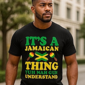 Peut inclure: T-shirt noir avec l'inscription "IT'S A JAMAICAN THING" en vert et jaune. Le motif comprend des maracas et les couleurs du drapeau jamaïcain. Le t-shirt affiche également la phrase "YUH NAH GUH UNDERSTAND" en jaune.