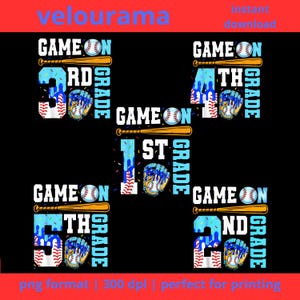 Peut inclure: Graphique noir avec des éléments sur le thème du baseball. Le design comprend les mots "GAME ON" au-dessus des numéros de niveau scolaire, des battes de baseball, des balles de baseball et des gants. Le texte "3rd Grade", "4th Grade", "1st Grade", "5th Grade", et "2nd Grade" sont également inclus.
