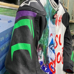 Motorcykelracingläderställ | Joker Design motorcykelställ | Röda och vita helställ bild 9