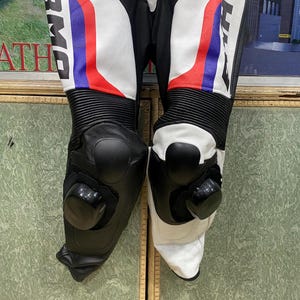 Motorcykelracingläderställ | Joker Design motorcykelställ | Röda och vita helställ bild 11