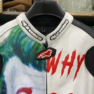 Motorcykelracingläderställ | Joker Design motorcykelställ | Röda och vita helställ bild 8