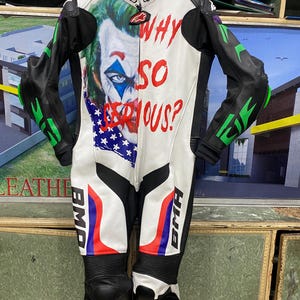 Motorcykelracingläderställ | Joker Design motorcykelställ | Röda och vita helställ bild 12