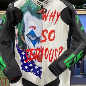 Motorcykelracingläderställ | Joker Design motorcykelställ | Röda och vita helställ bild 7