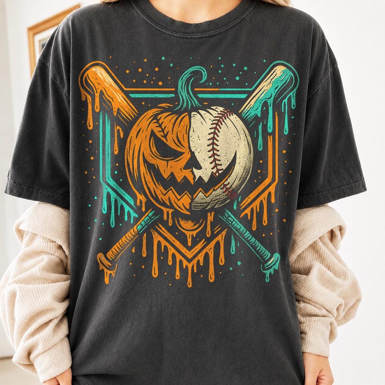 Może przedstawiać: Ciemnoszary t-shirt z kr&oacute;tkim rękawem z nadrukiem graficznym przedstawiającym hybrydę dyni i piłki baseballowej. Wz&oacute;r zawiera dwa skrzyżowane kije baseballowe z efektem ściekania w kolorze pomarańczowym i morskim na tle geometrycznej bazy.