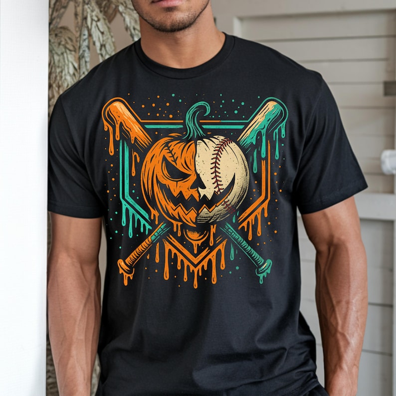 Może przedstawiać: Czarny t-shirt z nadrukiem graficznym przedstawiającym hybrydę dyni i piłki baseballowej. Dynia jest podzielona, z jednej strony widać twarz lampionu, a z drugiej fakturę piłki. Za dynią znajdują się dwa skrzyżowane kije baseballowe.