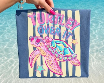Turtley over It png, gestreepte schildpad png, preppy zeeschildpad png, retro zomer png, sarcastische zomer png, grappige schildpad png, zomerstrand png