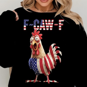 Può includere: Felpa nera con un disegno di gallo dei cartoni animati. Il gallo è colorato con la bandiera americana e ha il becco aperto. Il testo "F-CAW-F" è sopra il gallo, anch'esso nei colori della bandiera americana.