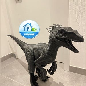 Velociraptor da interno a grandezza naturale (136 cm) – scultura di dinosauro realistica come elemento decorativo di spicco
