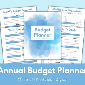 Pode incluir: Um conjunto de folhas de planeamento orçamental imprimíveis com um tema azul claro. O planeador central tem um design em aquarela azul e as palavras "Budget Planner" em branco. Outras folhas incluem "Monthly Budget Snapshot" e "SMART Goal Worksheet". A faixa inferior diz "Annual Budget Planner".