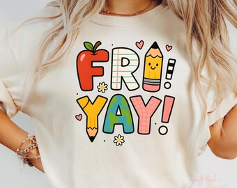 Może przedstawiać: Kremowa koszulka z kolorową grafiką z napisem "Fri Yay!". Projekt przedstawia jabłko, ołówki i Ziemię, z sercami i kwiatami. Tekst jest w zabawnym, kreskówkowym stylu.