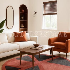 Puede incluir: Salón con sofá crema, sillón naranja y mesa de centro de madera. Una alfombra redonda con diseño geométrico en tonos rojos y negros en el suelo. Espejo y estanterías de madera en la pared. Ambiente moderno.