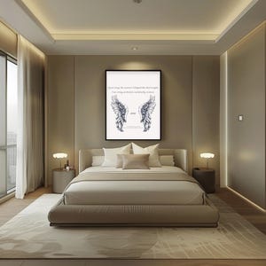 Könnte beinhalten: Ein modernes Schlafzimmer mit einem großen Bett, neutraler Bettwäsche und Kissen. Über dem Bett hängt ein gerahmtes Kunstwerk mit Engelsflügeln und Text. Der Raum hat eine neutrale Farbpalette mit einem beigen Teppich und passenden Vorhängen.