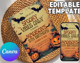 Könnte beinhalten: Halloween-Einladung mit dem Text "Spooky Vibes Only" und "Madisons 5. Geburtstag". Das Design zeigt Fledermäuse und Kürbisse. Die Einladung wird auf einer gewebten Oberfläche angezeigt, mit einem Telefon, das das gleiche Design zeigt.