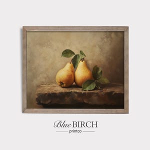 Puede incluir: Impresión enmarcada de naturaleza muerta con dos peras maduras y hojas verdes. Las peras son de color amarillo cálido, colocadas sobre una superficie de piedra rústica sobre un fondo apagado. Impreso por Blue Birch printco.