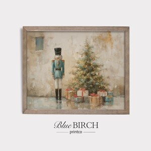 Puede incluir: Una impresión enmarcada que presenta una escena navideña. Un soldado cascanueces de juguete con abrigo azul y botas negras está de pie junto a un árbol de Navidad decorado y regalos envueltos. La obra de arte tiene un estilo vintage y pictórico.