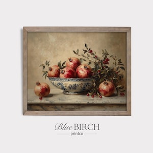 Peut inclure: Peinture de nature morte encadrée représentant un bol de grenades. Le bol bleu et blanc est rempli de grenades rouges mûres et de verdure. La peinture a une esthétique vintage, avec le texte "Blue Birch printco" en bas.