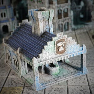 Peut inclure: Une miniature de bâtiment fantastique avec un toit bleu, des murs en pierre et une petite tour. Le bâtiment porte un écusson avec un marteau et une enclume. Structure conçue pour les jeux de table.