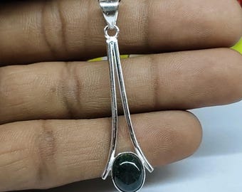 Delicato ciondolo geometrico in agata muschiata e argento, collana minimalista con gemma verde
