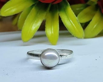 Anillo solitario de perla en plata de ley hecho a mano – Joyería minimalista y delicada con la piedra de nacimiento de junio.
