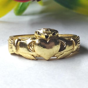 Anillo Claddagh de oro hecho a mano: símbolo tradicional irlandés de amor, lealtad y amistad.