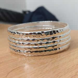 Bracelet jonc large en argent sterling martelé, bracelet texturé à superposition, bijoux bohèmes