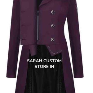 Peut inclure: Un costume deux pièces de couleur prune avec une veste ajustée à revers cranté, trois boutons décoratifs et une pochette blanche. Le costume comprend une longue jupe avec une sous-couche noire. Le texte "SARAH CUSTOM STORE IN" est visible.