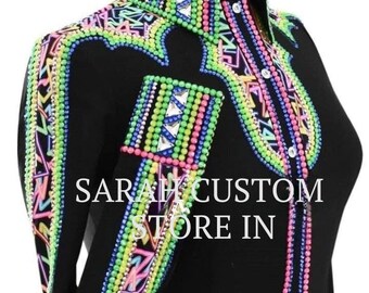 Pode incluir: Camisa preta de manga comprida com enfeites coloridos de contas e strass. A camisa apresenta uma gola alta e padrões decorativos nas mangas e na frente. O texto "SARAH CUSTOM STORE IN" é visível.