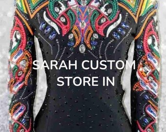 Pode incluir: Vestuário preto de manga comprida com enfeites intrincados e coloridos. O design apresenta uma gola alta e é adornado com strass e um padrão vibrante de vermelho, verde, laranja e azul. O texto na roupa diz "SARAH CUSTOM STORE IN".
