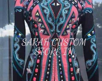 Pode incluir: Casaco de show rosa e preto com intrincados detalhes turquesa e prateados. O casaco apresenta gola alta e mangas compridas, com o texto "SARAH CUSTOM STORE IN". O design inclui padrões geométricos e detalhes brilhantes.