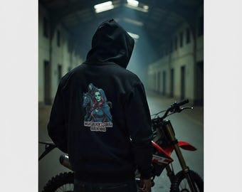 Könnte beinhalten: Schwarzer Kapuzenpullover mit einem Aufdruck auf dem Rücken, der zwei Figuren und den Text "NIGHT BLACK'S COBRA QUEEN HOOD" zeigt. Ein rot-schwarzes Motorrad steht in der Nähe. Die Person trägt eine blaue Jeans.