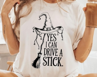 はい、私はスティックを運転できますTシャツ、女性用面白いハロウィン魔女Tシャツ、不気味なパーティーシャツ、かわいいハロウィンギフトトップス、魔女風衣装